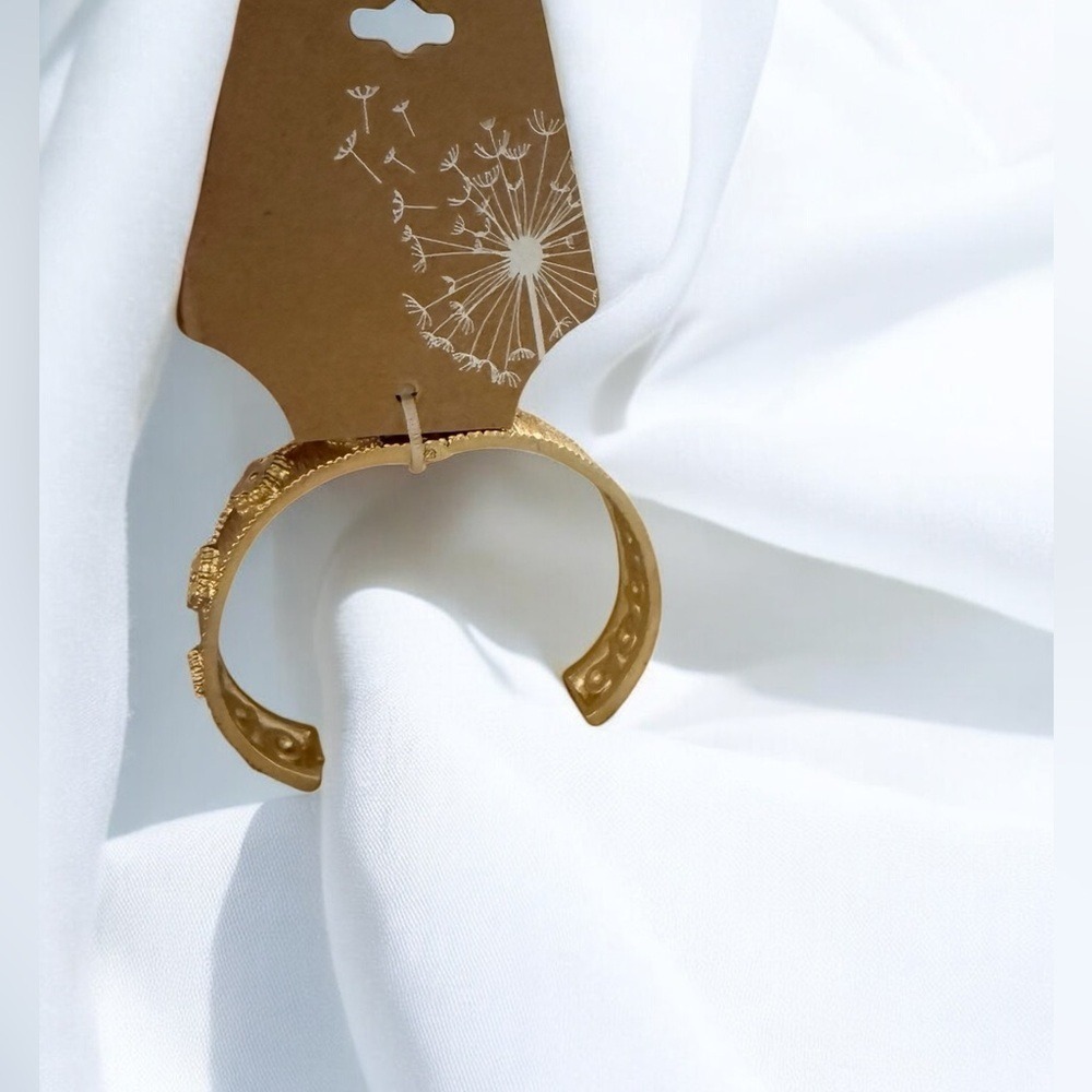 Elegant Gold and‎ White Floral Bracelet